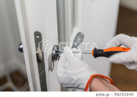 Fixing a loose door handle or doorknob. Fixing the door handle with exposed set screws 99293840