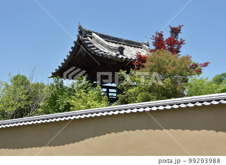 東大寺 勧進所の土塀と鐘楼 奈良県奈良市 東大寺 勧進所の土塀と鐘楼 奈良県奈良市 99293988