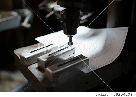 ボール盤でバリ取り加工 ボール盤でバリ取り加工 99294202