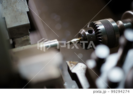 旋盤で部品加工 99294274