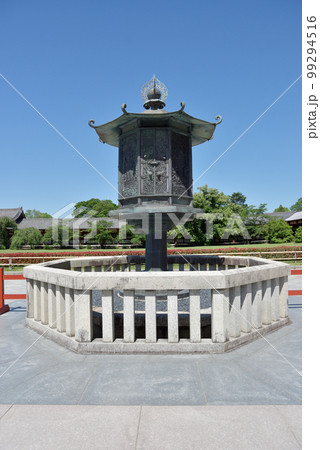 東大寺 大仏殿の金銅八角燈籠 奈良県奈良市 東大寺 大仏殿の金銅八角燈籠 奈良県奈良市 99294516