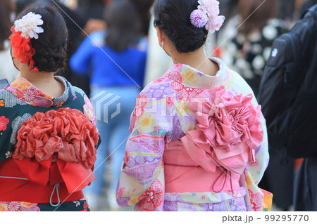 浴衣の観光客 レンタルの着物 和服 観光地のレンタル着物 浴衣の観光客 レンタルの着物 和服 観光地のレンタル着物 99295770