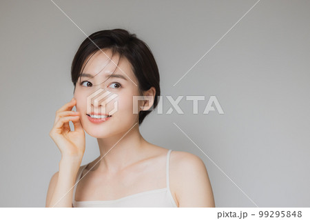 ショートヘアの女性 99295848