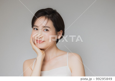 ショートヘアの女性 99295849