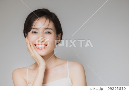 ショートヘアの女性 99295850