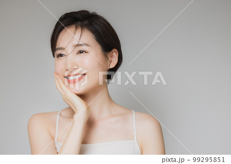 ショートヘアの女性 ショートヘアの女性 99295851