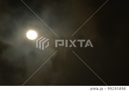 北杜市白州町、月齢12.3二月の月に叢雲 99295898