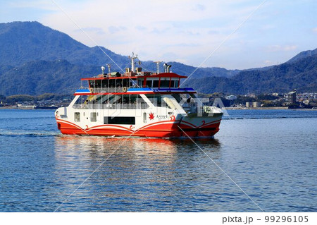 安芸の宮島へ… 海の玄関口とフェリー 99296105