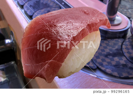 日本名物の回転ずし 99296165