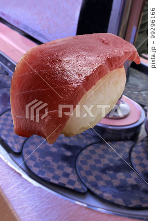 日本名物の回転ずし 日本名物の回転ずし 99296166