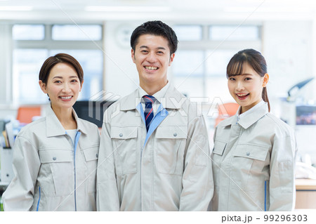 オフィスでリラックスする作業員のポートレート 99296303