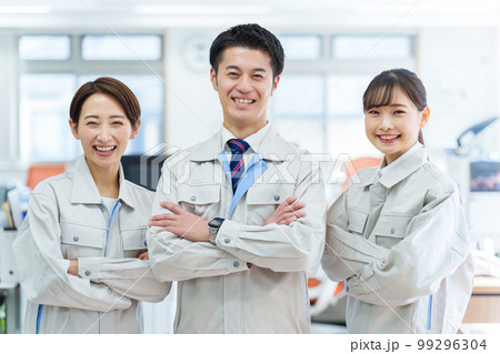 オフィスで腕組みをする作業員のポートレート 99296304