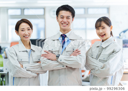 オフィスで腕組みをする作業員のポートレート 99296306