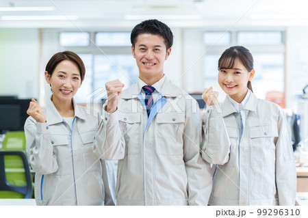 オフィスでガッツポーズをする作業員 99296310