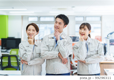 オフィスで考え事をする作業員 99296311