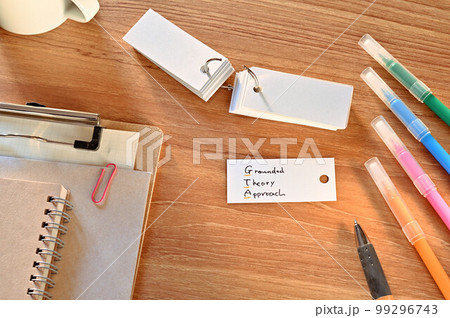 Grounded Theory Approachと書かれた単語帳のあるデスク Grounded Theory Approachと書かれた単語帳のあるデスク 99296743