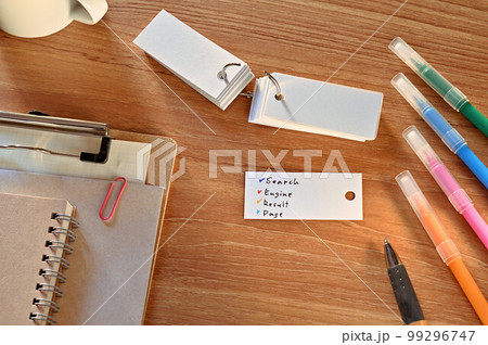 Search Engine Result Pageと書かれた単語帳のあるデスク 99296747