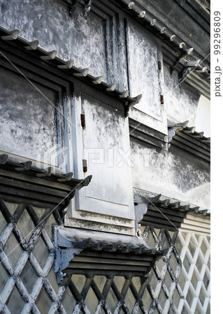 高知県佐川町町並みある酒蔵の壁面 99296809