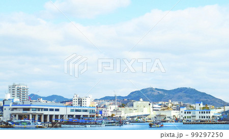 海と山の街 神戸 海辺より須磨アルプスを望む 海と山の街 神戸 海辺より須磨アルプスを望む 99297250