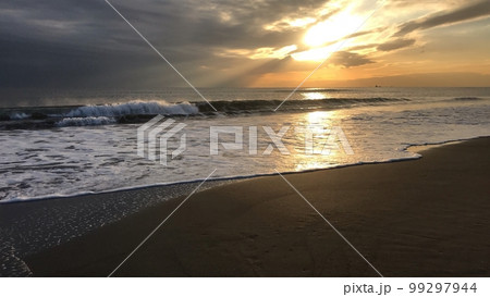 夕日と波と浜辺 99297944