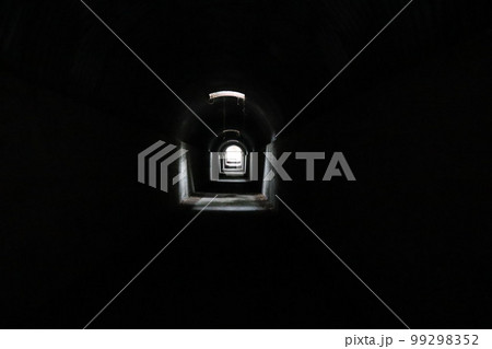 不気味なトンネル 99298352