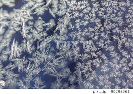 フロントガラスの霜の結晶　ワイパーの跡 99298361