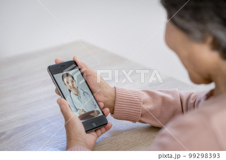 オンライン診療を受けるシニア女性 オンライン診療を受けるシニア女性 99298393