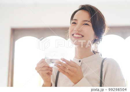 白湯を飲む女性の写真 99298504