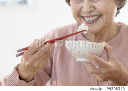 ごはんを食べるシニア女性の手元 99298540
