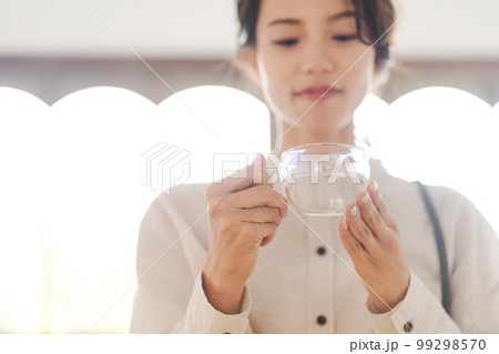白湯を飲む女性の写真 99298570
