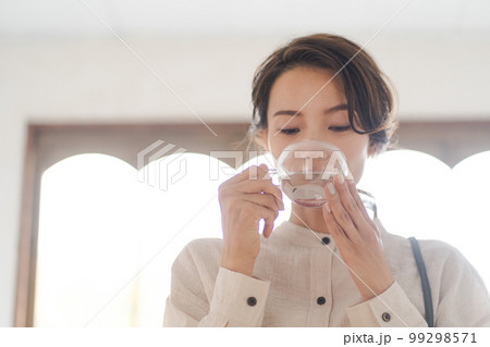 白湯を飲む女性の写真 99298571