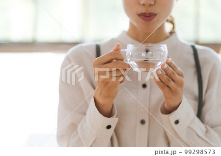 白湯を飲む女性の写真 白湯を飲む女性の写真 99298573