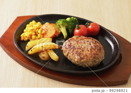鉄板に盛り付けたハンバーグステーキ 99298921