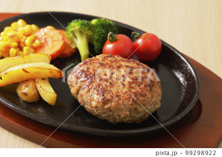 鉄板に盛り付けたハンバーグステーキ 99298922