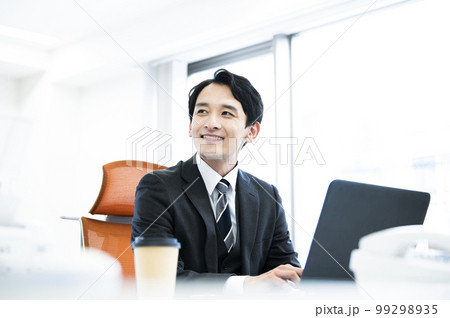 ビジネス　会話　笑顔　男性　オフィス 99298935