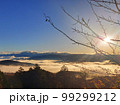 晴れ渡る早朝の雲海 99299212