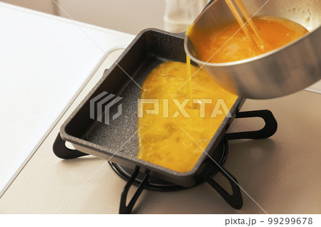 キッチンで調理しているたまご焼き キッチンで調理しているたまご焼き 99299678