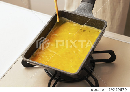 キッチンで調理しているたまご焼き キッチンで調理しているたまご焼き 99299679