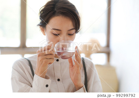 白湯を飲む女性の写真 99299792