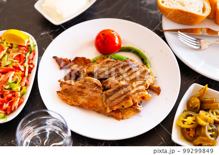 Grilled lamb with tomato and pepper. Turkish cuisine 99299849