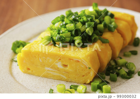 小ネギをたっぷり乗せただし巻き玉子 小ネギをたっぷり乗せただし巻き玉子 99300032