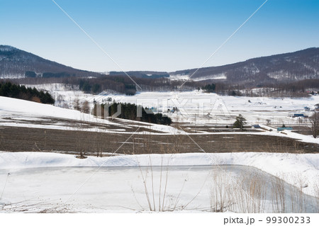 残雪が残る春の農村地帯 99300233