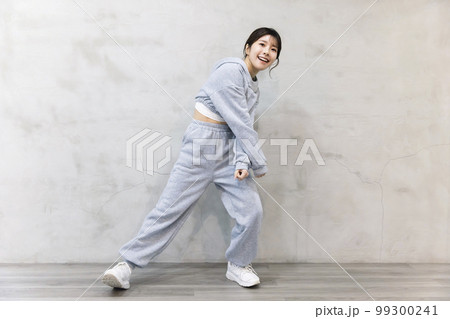ダンススタジオで踊る若い女性 ダンス ヒップホップイメージ ダンススタジオで踊る若い女性 ダンス ヒップホップイメージ 99300241