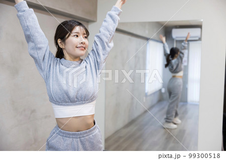 ダンススタジオで鏡を見て踊る若い女性　ダンス　ヒップホップイメージ 99300518