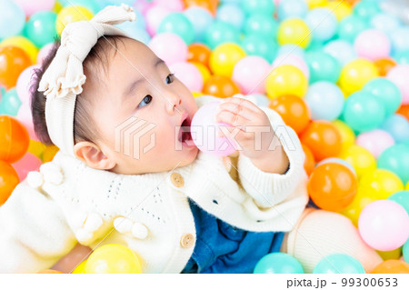 ボールプールで遊ぶ赤ちゃん 99300653