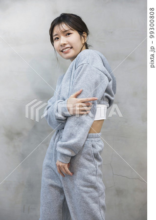 ダンスの練習イメージ　若い女性　ヒップホップ　ダンスイメージ 99300808