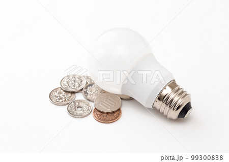 テーブルに置かれたLED電球と小銭 テーブルに置かれたLED電球と小銭 99300838