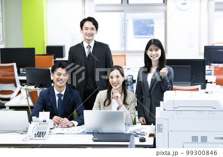ビジネス オフィス 集合写真 カメラ目線 4人 男女 笑顔 ビジネス オフィス 集合写真 カメラ目線 4人 男女 笑顔 99300846