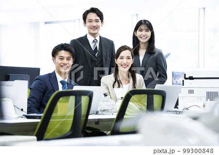ビジネス オフィス 集合写真 カメラ目線 4人 男女 笑顔 ビジネス オフィス 集合写真 カメラ目線 4人 男女 笑顔 99300848