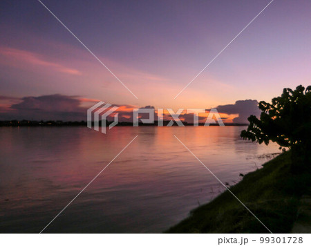 メコン川の夕暮れ ラオスの首都ヴィエンチャン河畔にて メコン川の夕暮れ ラオスの首都ヴィエンチャン河畔にて 99301728